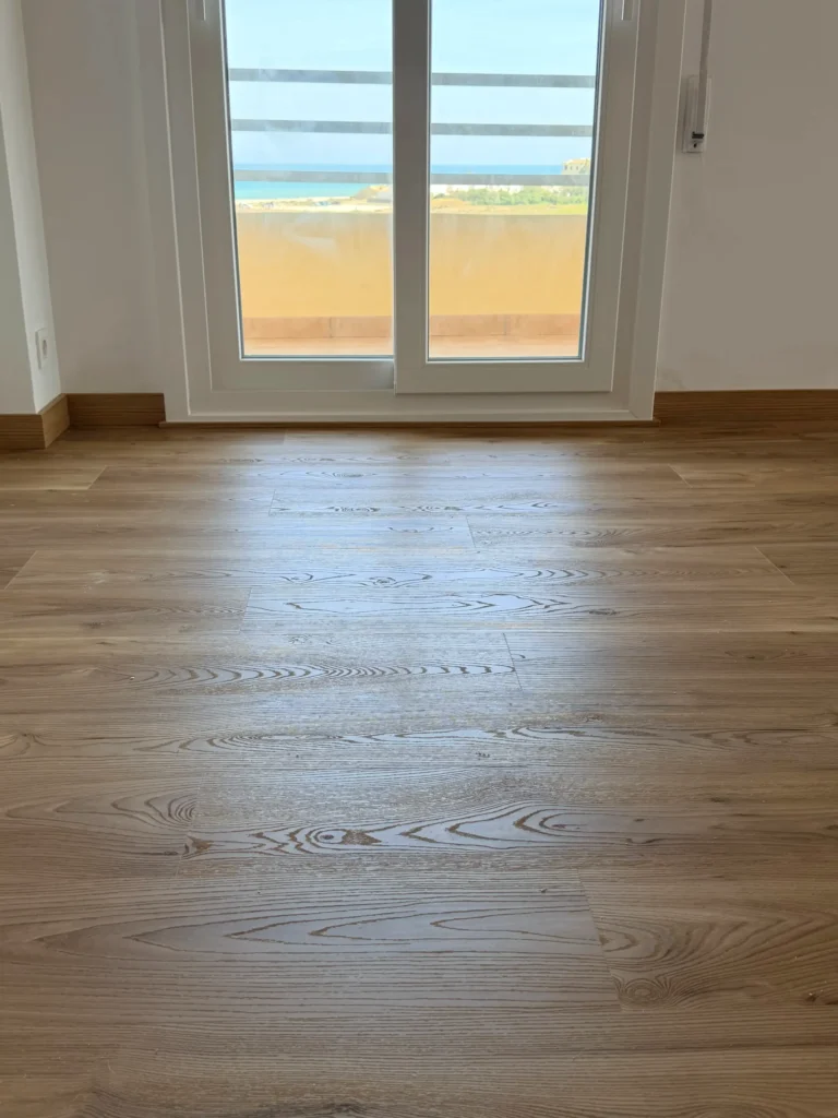 Suelo laminado con acabado de madera instalado en Valencia